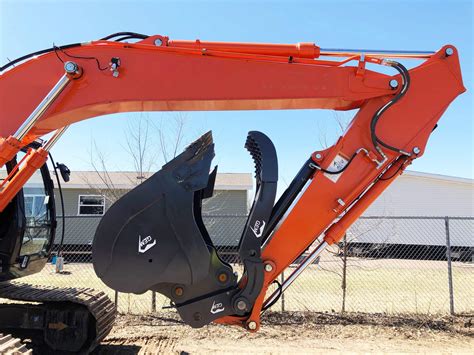 Tips for Properly Using and Maintaining Your Amulet Excavator's Hydraulic Thumb